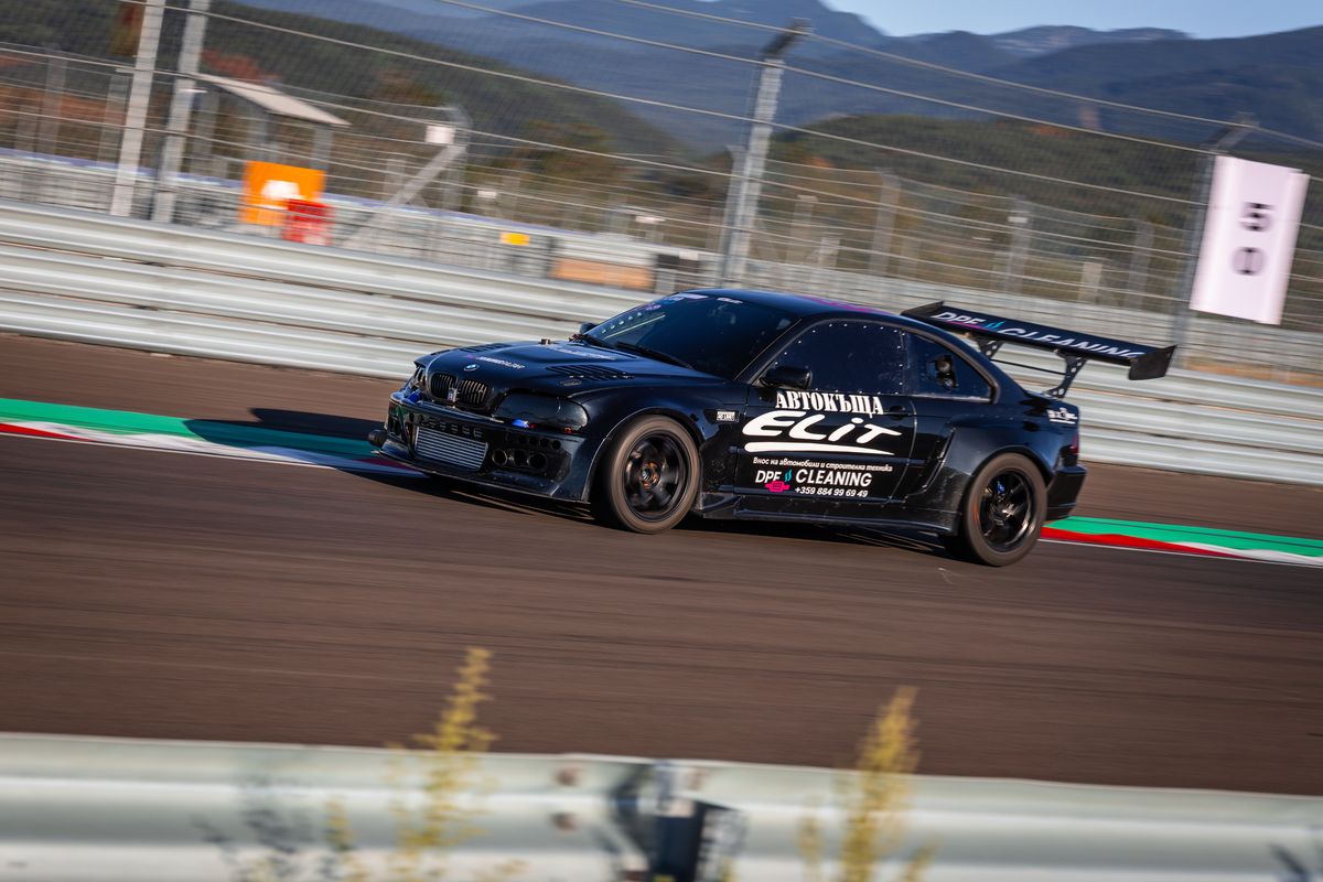 Time-attack BMW through the turn